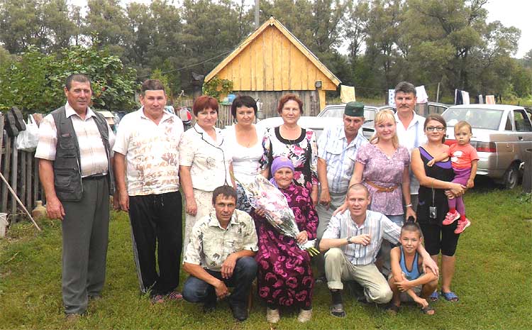 Назия Шакировна с детьми и внуками