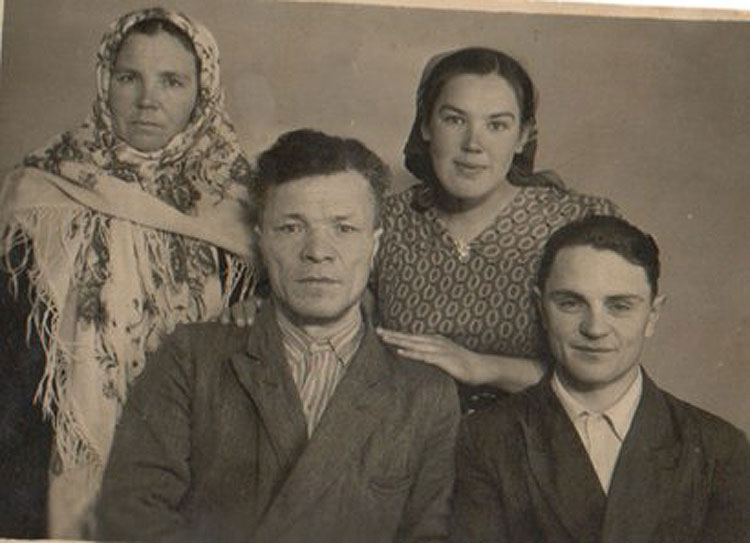 Мамадалинов Хаким с семьей