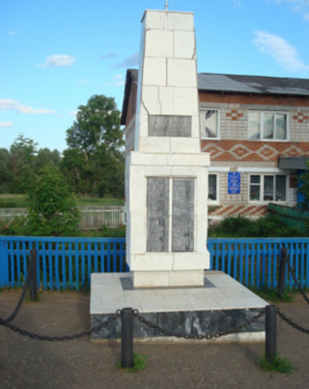 Обелиск,  памяти погибших в Великой Отечественной войне в деревне Варяш  Янаульского района РБ