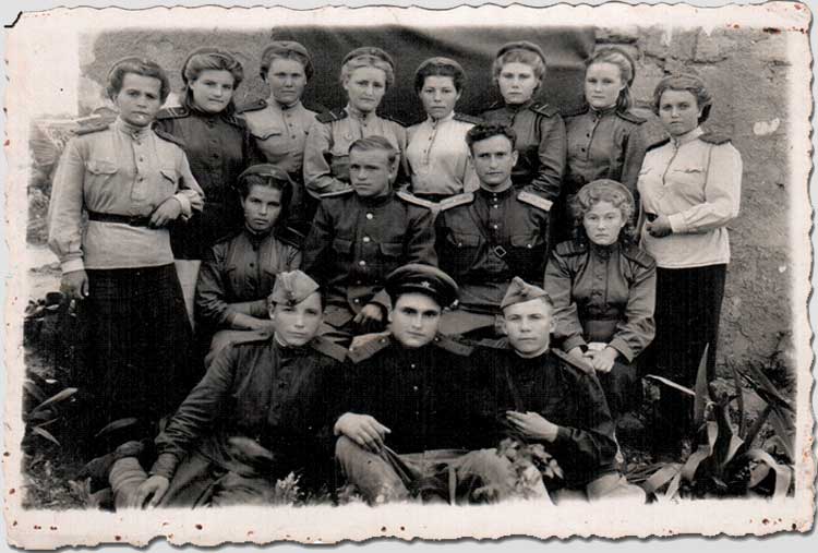 Марьям Хазбулатова с боевыми товарищами на фото из семейного архива