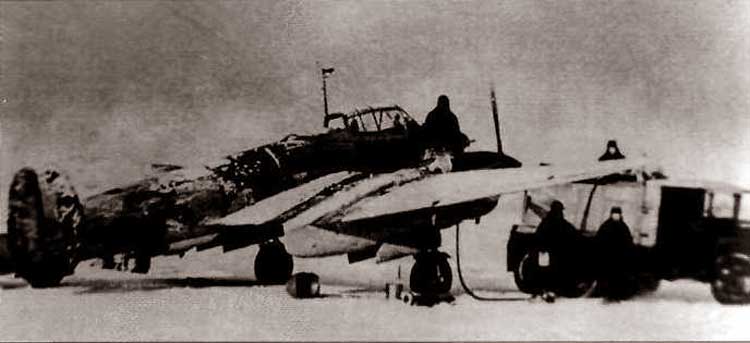 Заправка Пе-2 горючим перед боевым вылетом, зима 1941-1942 гг.